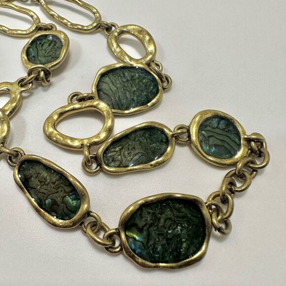Avon NRQ vintage long  gold tone and green necklace - Picture 4 of 11
